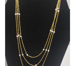 Collar de cadena de cuerda de perlas sintéticas de triple hebra en tono dorado con cierre de lazo, 20 pulgadas.