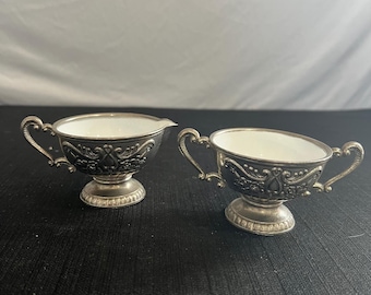 Vintage sierlijke verzilverde creamer- en suikerpotset met bloemen en bloemen