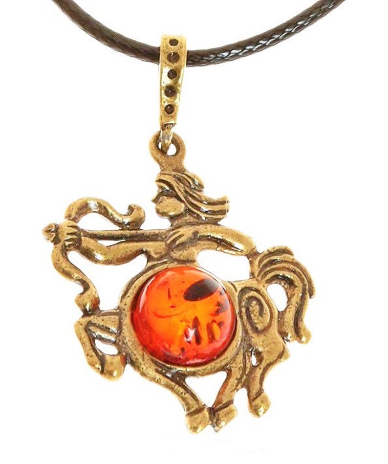 Сувениры из янтаря брелки для ключей. Стрелец фигурка. Брелки из янтаря калининград. Статуэтка знака стрельца. Янтарь для стрельцов.