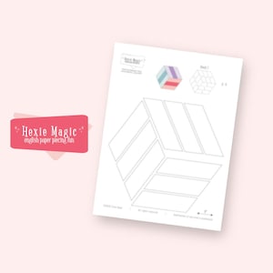 Może przedstawiać: Biała kartka z geometrycznym wzorem i kolorową ilustracją kostki 3D. Papier zawiera diagram kostki i tekst "Hexie Magic english paper piecing fun" na różowej etykiecie.