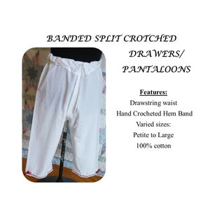 以下が含まれることがあります： 白い綿の股割れズボンまたはパンツ。ドローストリングウエストと手編みのヘムバンドが付いています。商品は、模様のある背景のマネキンに展示されています。特徴：ドローストリングウエスト、手編みのヘムバンド、さまざまなサイズ：小柄から大きいサイズ、綿100％。