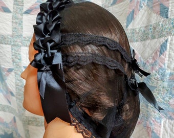 Gorra de día negra con encaje y opción de cintas para adornar la cabeza: una prenda neutra ideal, perfecta para el desayuno, de la época victoriana o de la Guerra Civil estadounidense, del siglo XIX.