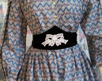 Black Velvet Medici Belt with White Bow Applique