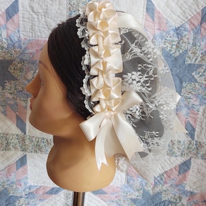 Cremefarbene Spitzen-Daycap mit Wahl des Bandakzents, Bürgerkrieg, viktorianische Frühstücksmütze, 19.Jahrhundert, historische Kopfbedeckung,