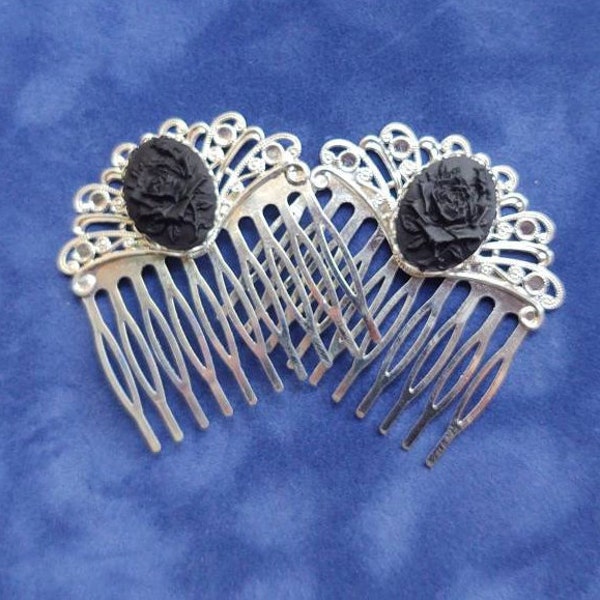 Paar schwarze Rose Kamee auf silbernen filigranen Haarkämmen, Haarschmuck aus dem 19.