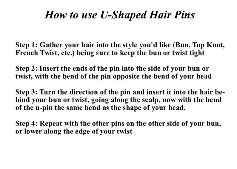 Puede incluir: Una gu&iacute;a paso a paso sobre c&oacute;mo usar horquillas para el cabello en forma de U para peinar el cabello en un mo&ntilde;o, un mo&ntilde;o alto o una trenza francesa. Las instrucciones explican c&oacute;mo insertar las horquillas en el cabello, asegurando un look elegante y seguro.