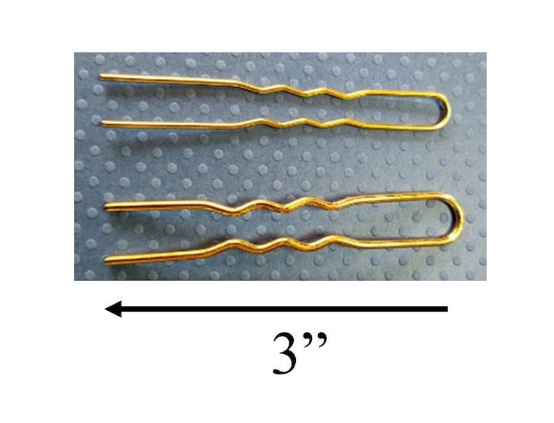 Puede incluir: Dos horquillas doradas, cada una con un dise&ntilde;o ondulado y un bucle en el extremo. Las horquillas miden 7,6 cm de largo.