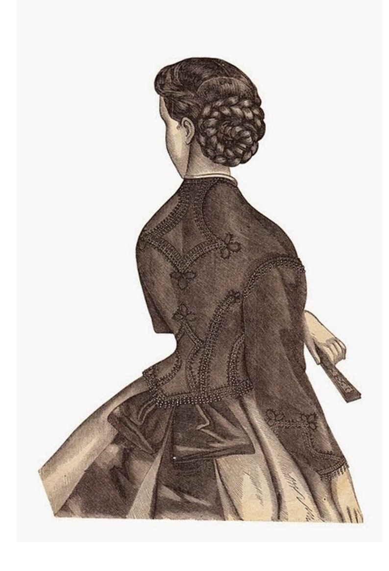 Puede incluir: Una ilustraci&oacute;n en blanco y negro de una mujer con un vestido oscuro con intrincados detalles de encaje. Su cabello est&aacute; peinado en un mo&ntilde;o trenzado.