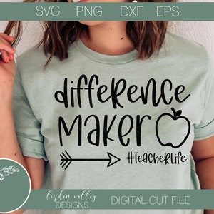 Op de afbeelding: Een lichtgroen T-shirt met de tekst "difference maker" in zwart, een zwarte pijl die naar rechts wijst en een zwarte appel met een blad. De tekst "#TeacherLife" staat onder de pijl. Het T-shirt zit op het lichaam van een persoon.