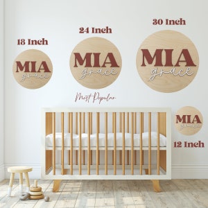 K&ouml;nnte beinhalten: Vier Holzkreise mit dem Namen "MIA grace" in roten Buchstaben. Die Kreise haben einen Durchmesser von 12, 18, 24 und 30 Zoll. Der Text "Most Popular" steht unter dem 24-Zoll-Kreis.