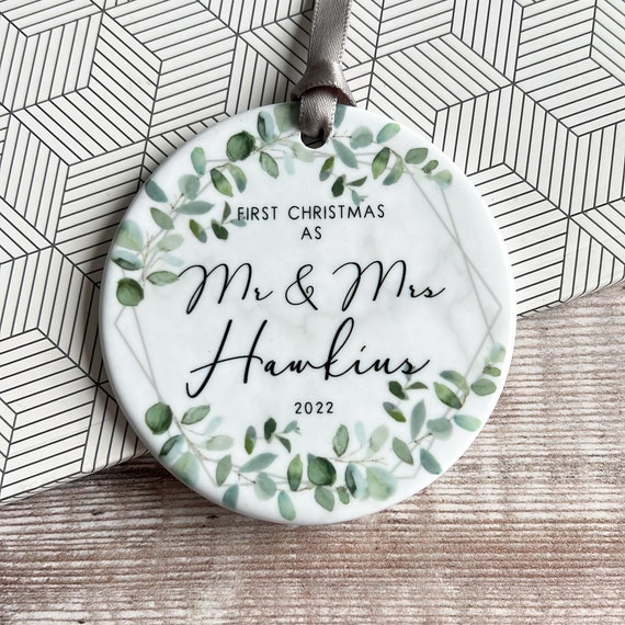 Primo Natale personalizzato come Mr e Mrs Bauble, ornamento per il primo Natale degli sposi novelli, ornamento natalizio per coppie 2024, regalo Mr e Mrs - Italia