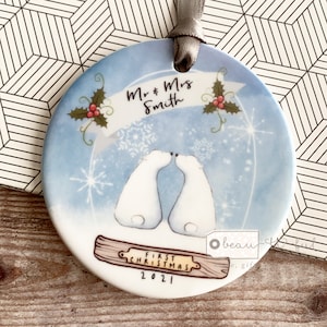 Personalizado Primera Navidad Casados Juntos Comprometidos Oso Polar Copo de Nieve Diseño de Globo de Nieve Decoración Redonda de Cerámica Adorno Recuerdo
