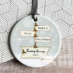Gepersonaliseerde Baby&#39;s 1e Eerste Kerst met Naam Wegwijzer.... Baby newborn Keramiek... Kerstcadeau - Boomversiering - Ornament