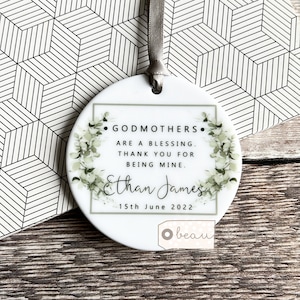 Könnte beinhalten: Weißer Keramik-Anhänger mit grünem Blumendesign und dem Text "GODMOTHERS ARE A BLESSING. THANK YOU FOR BEING MINE. Ethan James 15th June 2022"