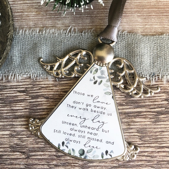 Cartello Commemorativo In Acrilico A Forma Di Cuore – Frasi In Inglese “Those We Love Don't Go Away” Con Angelo Cardinale Rosso