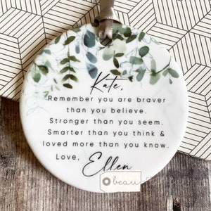 Personalisiert Denken Sie daran, dass Sie mutiger sind .... Zitat Botanisch .... Runde Keramik ... - Andenken Dekoration - Workmates Freundschaft Geschenk - Freunde