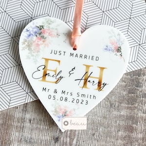 Personalised Wedding gift Just Married Mr & Mrs Bride Groom Newlywed Floral Greenery Acrylic Heart Decoration Ornament Keepsake