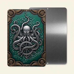 K&ouml;nnte beinhalten: Metallschild mit detaillierter Illustration eines Oktopus, der ein Steuerrad h&auml;lt, vor einem tealfarbenen Hintergrund. Das Design ist mit einem verzierten, goldfarbenen Rahmen versehen. Ein zweites, leeres Metallschild ist sichtbar.