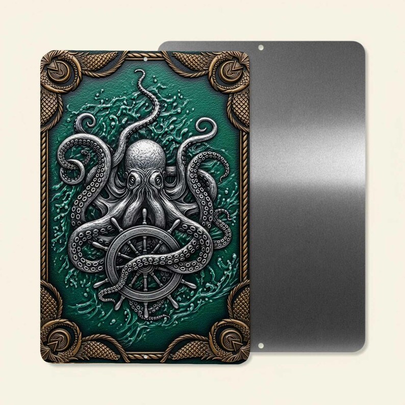 K&ouml;nnte beinhalten: Metallschild mit detaillierter Illustration eines Oktopus, der ein Steuerrad h&auml;lt, vor einem tealfarbenen Hintergrund. Das Design ist mit einem verzierten, goldfarbenen Rahmen versehen. Ein zweites, leeres Metallschild ist sichtbar.