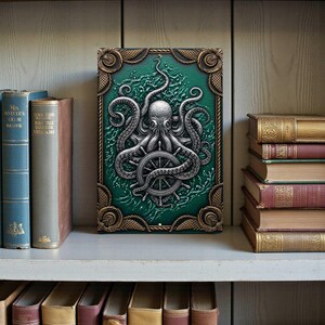 K&ouml;nnte beinhalten: Ein dekoratives Buch mit gr&uuml;nem Einband, das ein detailliertes silbernes Oktopus-Design mit einem Steuerrad zeigt. Das Buch ist mit goldenem Seil umrahmt und steht auf einem Regal mit anderen B&uuml;chern. Das Gesamtthema ist nautisch und vintage.