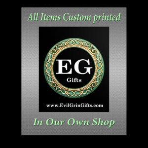 K&ouml;nnte beinhalten: Ein Logo mit dem Text "EG Gifts" in einem gr&uuml;nen und goldenen keltischen Knotenmuster. Das Logo befindet sich auf schwarzem Hintergrund, umgeben von einem grauen Rahmen mit dem Text "All Items Custom printed" und "In Our Own Shop". Die Website ist www.EvilGrinGifts.com.