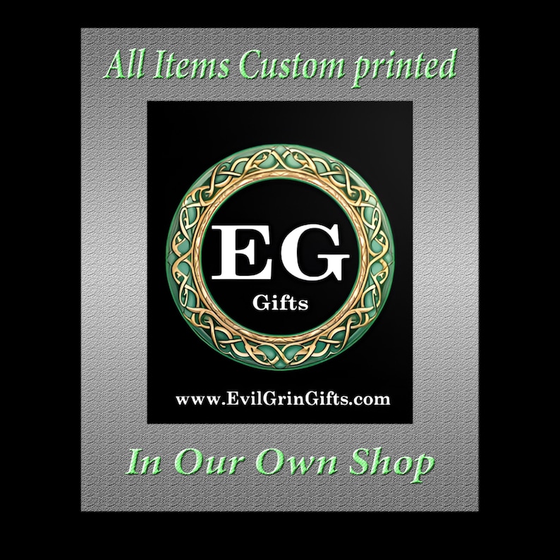 K&ouml;nnte beinhalten: Ein Logo mit dem Text "EG Gifts" in einem gr&uuml;nen und goldenen keltischen Knotenmuster. Das Logo befindet sich auf schwarzem Hintergrund, umgeben von einem grauen Rahmen mit dem Text "All Items Custom printed" und "In Our Own Shop". Die Website ist www.EvilGrinGifts.com.
