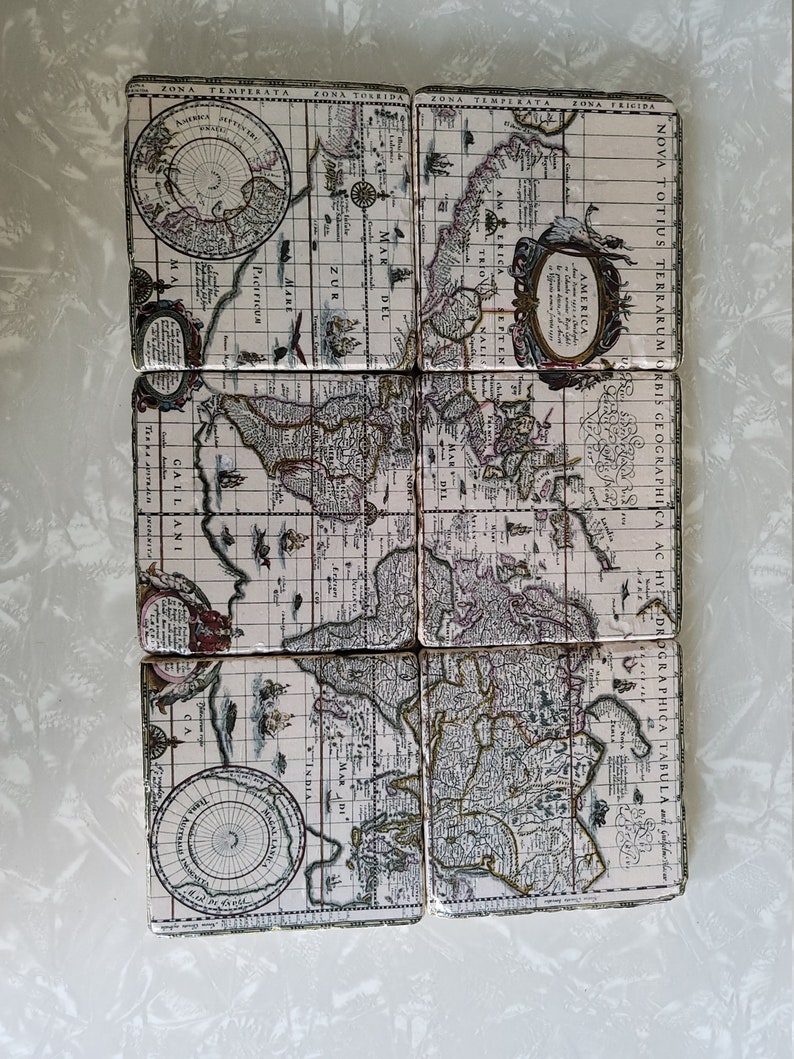 Puede incluir: Seis posavasos cuadrados con un dise&ntilde;o de mapa del mundo antiguo. Los posavasos presentan cartograf&iacute;a detallada con texto en lat&iacute;n e ilustraciones de barcos y criaturas marinas. La paleta de colores incluye beige, marr&oacute;n y crema.