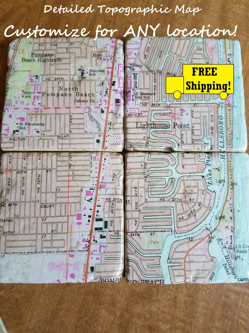 K&ouml;nnte beinhalten: Vier quadratische Keramik-Untersetzer mit einer detaillierten topografischen Karte von Pompano Beach, Florida. Die Untersetzer zeigen Stra&szlig;ennamen, Sehensw&uuml;rdigkeiten und Wasserwege. Auf einem Untersetzer steht der Text "FREE Shipping!" gedruckt.
