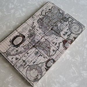 Pode incluir: Um conjunto de seis bases quadradas dispostas em forma de losango. Cada base apresenta um design de mapa antigo detalhado em bege, castanho e preto. O mapa inclui texto e ilustrações intrincadas.