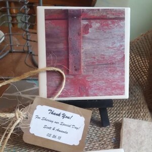 Puede incluir: Un letrero de madera r&uacute;stico con un esquema de color rojo y marr&oacute;n. El letrero tiene una bisagra de metal y est&aacute; montado en un peque&ntilde;o caballete. El letrero tiene un mensaje de agradecimiento por compartir un d&iacute;a especial, con los nombres Scott & Amanda y la fecha 03.26.15.