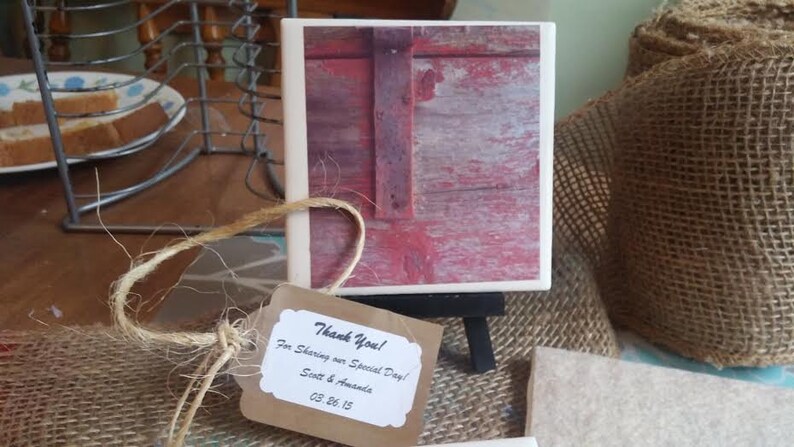 Puede incluir: Un letrero de madera r&uacute;stico con un esquema de color rojo y marr&oacute;n. El letrero tiene una bisagra de metal y est&aacute; montado en un peque&ntilde;o caballete. El letrero tiene un mensaje de agradecimiento por compartir un d&iacute;a especial, con los nombres Scott & Amanda y la fecha 03.26.15.