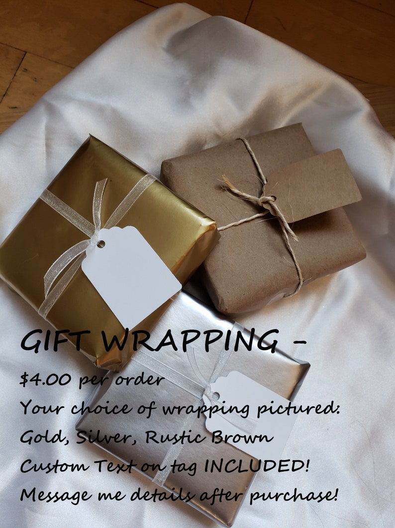 K&ouml;nnte beinhalten: Drei Geschenkboxen, verpackt in goldenem, silbernem und braunem Papier mit Schnur und Etiketten. Der Text auf dem Bild lautet "GIFT WRAPPING - 4,00 $ pro Bestellung Ihre Wahl der Verpackung abgebildet: Gold, Silber, Rustikales Braun Benutzerdefinierter Text auf dem Etikett INKLUSIVE! Senden Sie mir die Details nach dem Kauf!"