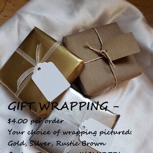 Puede incluir: Tres regalos envueltos en papel dorado, plateado y marr&oacute;n r&uacute;stico, cada uno con una etiqueta y una cinta. Se muestra el texto "GIFT WRAPPING", junto con los detalles del servicio.
