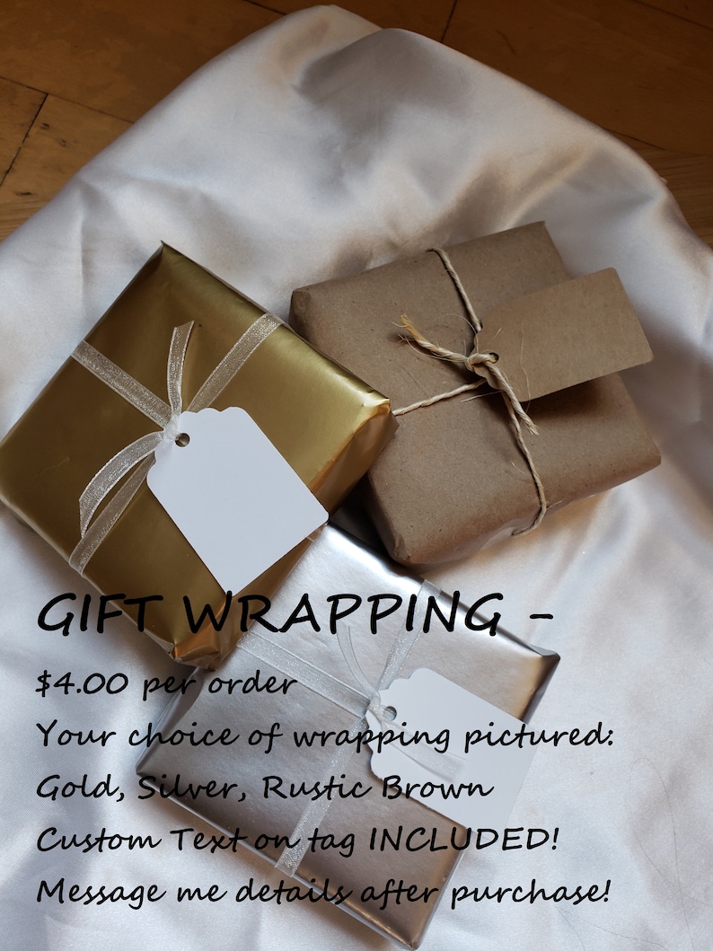 Puede incluir: Tres regalos envueltos en papel dorado, plateado y marr&oacute;n r&uacute;stico, cada uno con una etiqueta y una cinta. Se muestra el texto "GIFT WRAPPING", junto con los detalles del servicio.