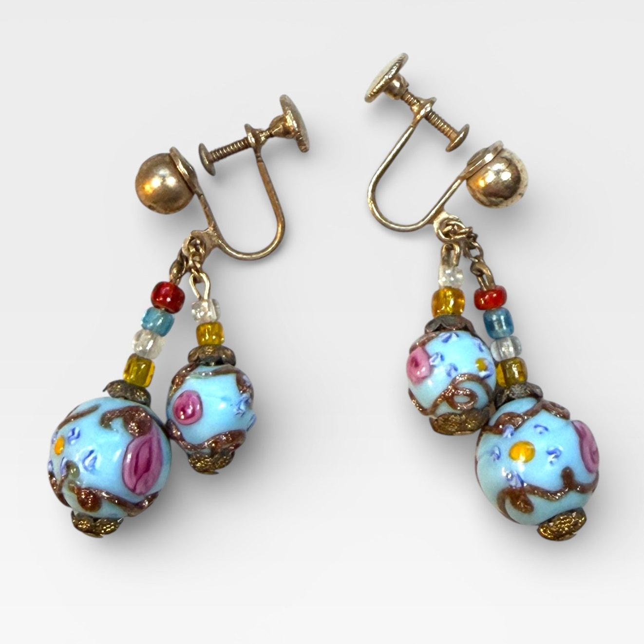 Anciennes boucles d'oreilles pendantes avec perles