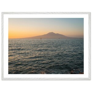 Monte Vesubio al atardecer: fotografía costera italiana, arte mural de la bahía de Nápoles, impresión oceánica, póster de bellas artes con un paisaje marino apacible