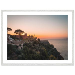 Amalfiküste Sonnenuntergang – Küste von Sorrento, Italien, Landschaft, Fotografie, Mittelmeerblick, Fine Art Reiseplakat