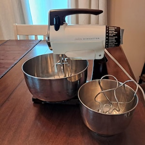 Batedeira Sunbeam Mixmaster de 12 velocidades, branca e marrom, base de baquelite, leve e vintage