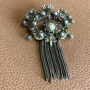 Beautiful gold toned vintage style brooch/pin