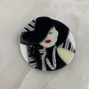 Vogue lady in black hat with necklace acrylic brooch