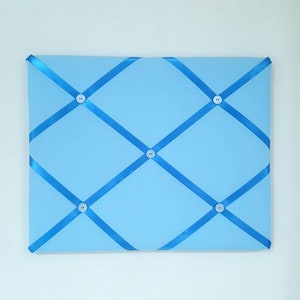 Tableau mémo bleu clair - Tableau à épingles bleu clair - Tableau ruban tissu bleu - Tableau Vision bleu - Tableau mémoire bleu - Tableau à messages bleu