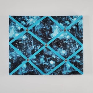 Tableau Galaxy Memory - Tableau mémo français bleu - Tableau à épingles univers - Tableau d'affichage spatial - Tableau ruban en tissu noir - Tableau Cosmos Vision