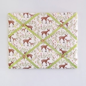 Tableau souvenir cerf - tableau Vision Woodland - tableau mémo floral français - tableau à épingles cerf - tableau d'affichage Woodland - tableau ruban tissu floral