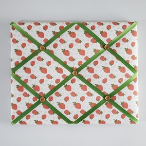 Tableau souvenir fraise - tableau mémo Français blanc - tableau à épingles fruits - tableau d'affichage alimentaire - tableau ruban tissu fleur - tableau rouge Vision