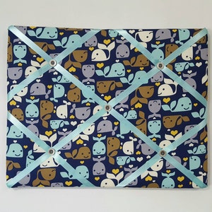 Tableau Français Baleine - Tableau à épingles marron - Tableau ruban tissu bleu marine - Tableau mémoire bleu - Tableau Vision nautique - Organisateur de chambre de bébé gris