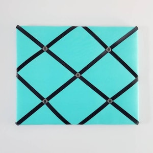 Tableau bleu à mémoire de forme - tableau à épingles turquoise - tableau ruban en tissu noir - organisateur mural de bureau - tableau mémo français - présentoir photo pour chambre d'enfant