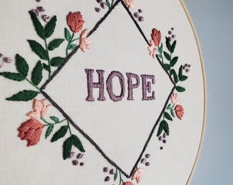 Hope Embroidery Art - Kwiatowy haft gotowy - Dekoracja kwiatowa - Fioletowa zawieszka ścienna - Oprawiony haft ręczny - Botaniczna sztuka obręczy