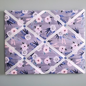Tableau à mémo Français en bois gris - tableau à mémoire de fleurs roses - tableau de vision floral violet - tableau à épingles bleu - tableau d'affichage - tableau de ruban de tissu