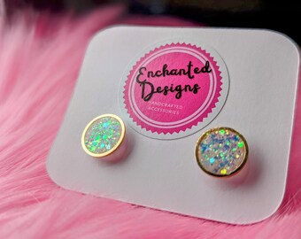 Delicados pendientes de resina blanca con purpurina, joyería hipoalergénica hecha a mano.