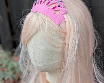 Tiara de princesa con piedras preciosas rosas